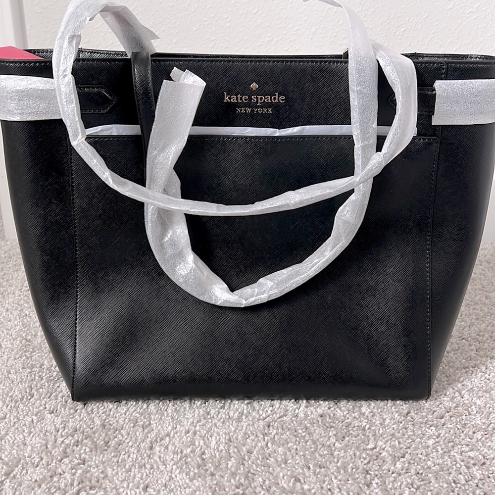 • 11.81 "h x 16.93"w x5.9"d
handle drop: 11"
•two way spade jacquard lining